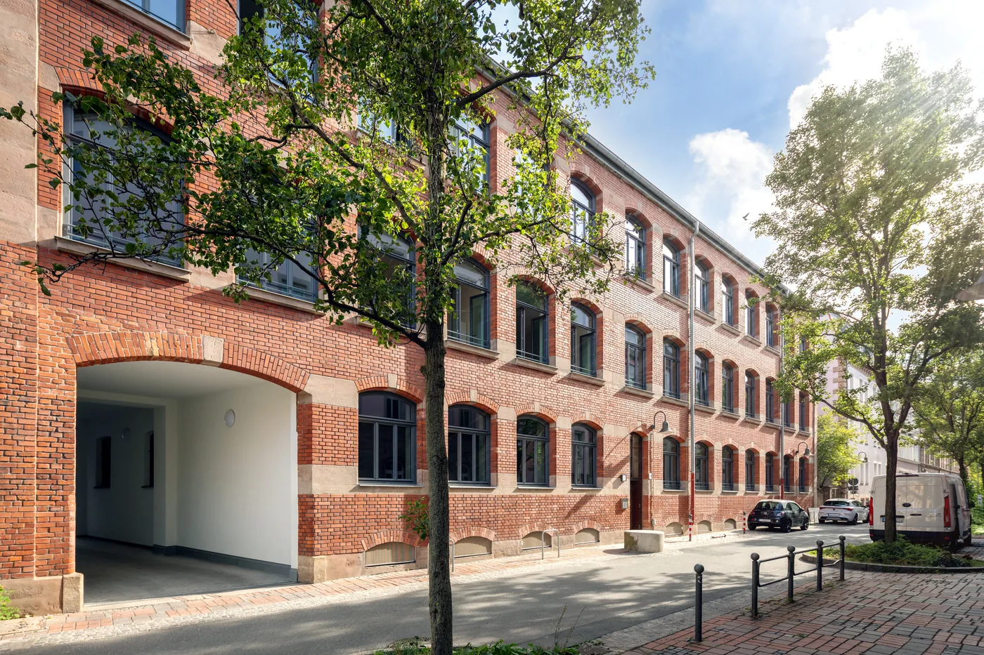 Leonhardstraße 29, Nürnberg — sanierte Backsteinfassade des Bestandsgebäudes am Kohlenhof-Areal